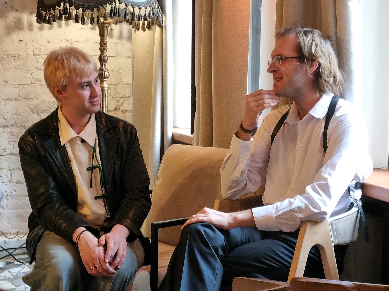 Шурик Турунцев, актер и кондактор труппы ВсеЯ слушает историю одного из гостей