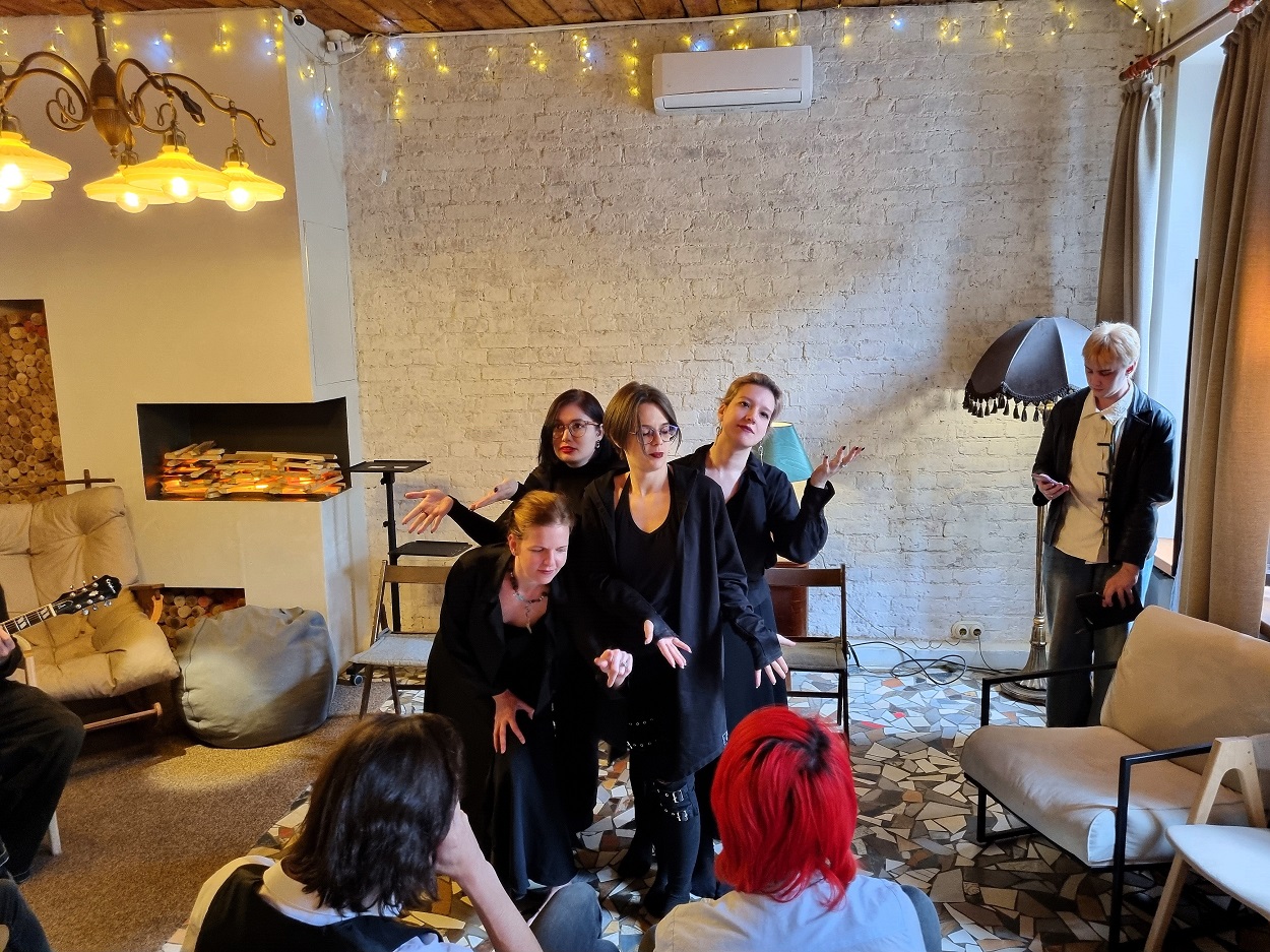 Актеры плейбэк-труппы ВсеЯ отыгрывают одну из историй гостей